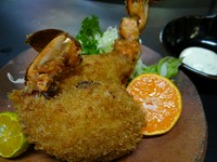 　大井で水揚げされた渡り蟹の足を芯にして自家製ホワイトソースでくるみました。