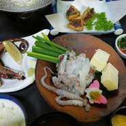 一匹丸茹で、刺身、サラダ、茹で、天ぷら、唐揚げ、シャブシャブ等。たこずくしコース 3,300円、タコミニコース2,200円もあります。師崎、大井で揚がった真ダコです。身は柔らかくてとっても美味しいですよ。