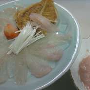 季節限定のお刺身です。10月末ごろまでとなります。
今年は水揚げ（漁）が少ないのでご予約してください。