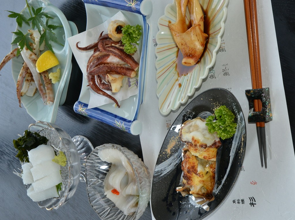 エンガワから脳味噌まで、8品が付いた『アオリイカづくし』