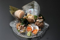 地物の貝を盛り込んだおさしみです。
貝刺しの盛り合わせ内容は季節、仕入れ等によりその都度変わります。