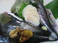 片名、師崎漁港で揚がった平貝です。お刺身の他、炙り焼き、天ぷら等もおいしいですよ。