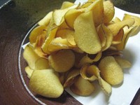 　クワイの、身を薄くスライスして素揚げしたチップスです。
ポテトチップスよりも絶対おいしいですよ。