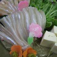 　豊浜漁港で揚がるアナゴです。
酢の物、シャブシャブ、焼、蒸し、刺身、てんぷら、煮つけ等、9品くらいのお料理です。