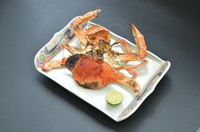 水槽から活きた蟹をそのまま、揚げて甲羅ごと焼き上げます。とてもこうばしいですよ。