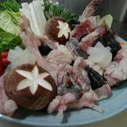 　豊浜漁港で揚がった活きたアンコウを鍋、鮟肝、唐揚げ、煮つけ等に調理いたします。
コースがお値打ちです。