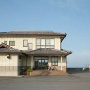知多半島の突端部、大海原に面して建つお店。三河湾と伊勢湾、両方の旬の魚が届きます。
