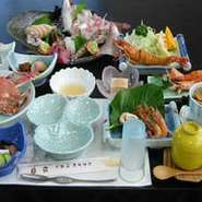 知多の旬の魚介を味わえる『杉会席』2625円～10500円が人気です。+1575円で飲み放題も（写真は一例）。