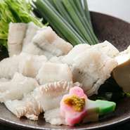 伊勢湾の活けのハモを使用。しゃぶしゃぶのほかにも、焼きものや天ぷらなどのメニューも充実しています。