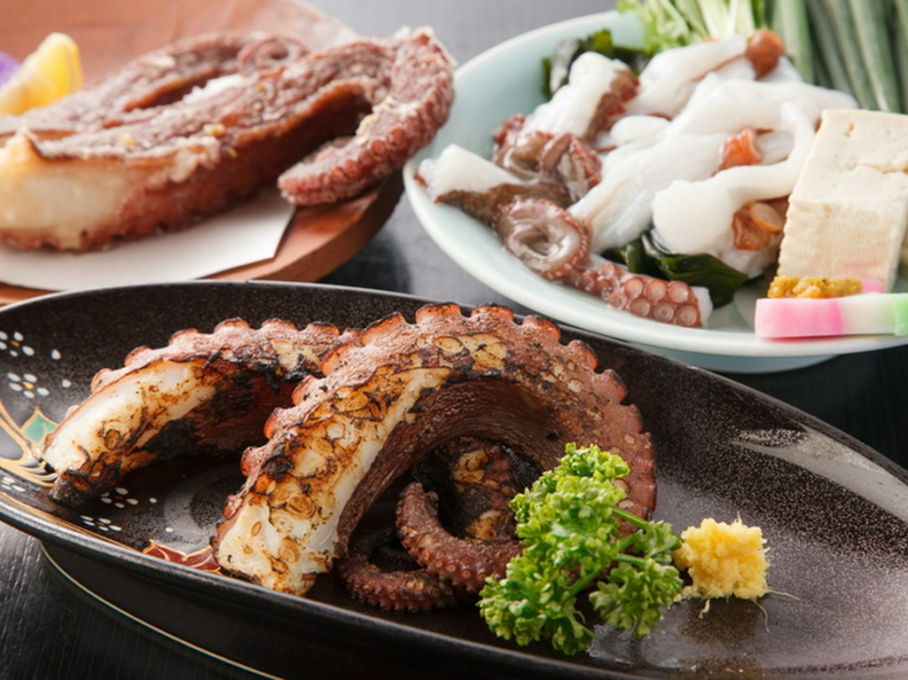 生簀から取り出してから捌く、『たこの足焼』