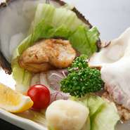 大井、師崎で水揚げされた、身の厚い岩カキをバター焼きに。夏が旬です。