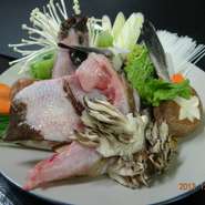 養殖のクエ、ハタマスをコース料理にしました。
刺身、酢の物、シャブシャブ、煮付け、焼き、鍋、天ぷら、雑炊、デザートです。