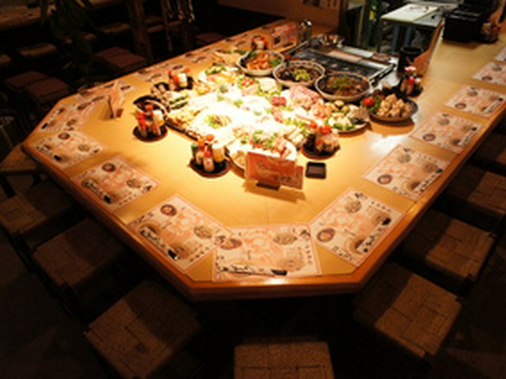 旬の食材を囲むコの字のカウンター席で目で見て注文出来る。