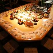 旬の食材が並ぶコの字のカウンター席、自分の目で見て注文出来る本格炉ばた焼きのお店。旬の味をお楽しみ頂けます。2階には宴会にも最適なお座敷もご用意。ファミリーでも食事から、各種宴会までご利用下さい。