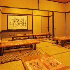 少人数ならネタを見ながらカウンター。大人数なら飲み放題コース