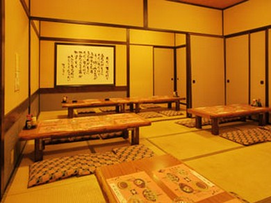 少人数ならネタを見ながらカウンター。大人数なら飲み放題コース