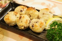 タコがしっかり入ったつみれの串焼き！さっぱりで食感がたまらないです