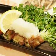 かいわれを牛肉で巻き、大根おろしとポン酢でさっぱりと