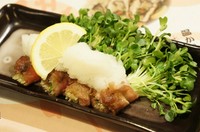 かいわれを牛肉で巻き、大根おろしとポン酢でさっぱりと