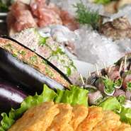 コの字型に囲まれたカウンターの中央に山に盛られた食材を是非ごらんください。