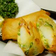 チーズたっぷりのアツアツ春巻き