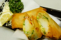チーズたっぷりのアツアツ春巻き