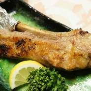 豚の骨付きバラ肉をシンプルに焼き上げました。定番のイチオシ料理です。