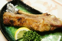 豚の骨付きバラ肉をシンプルに焼き上げました。定番のイチオシ料理です。