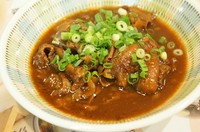 じっくり何時間も煮込まれた柔らかなスジとモツ。いろり自慢のどて煮です