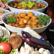 季節ごとの旬なお野菜を使い、３０種類以上の中より毎日日替わりでご用意いたします