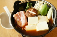 野菜とお豆腐、豚肉の入ったいろり自慢の味噌だしの一人鍋です。