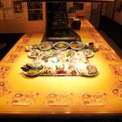 旬の食材を囲むコの字型のカウンター席