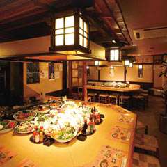 目で見て選ぶ楽しみもある本格的な炉ばた焼きのお店