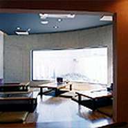 ６５人収容のお座敷があるので宴会・会合・パーティーにご利用ください。コース料理は姉妹店の『炉ばた焼　いろり』自慢のお料理をお出しいたします。もちろんお好み焼きコースもございます。