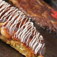 いろり自慢のオリジナルソースが食欲をそそります。Mサイズでもボリューム満点!