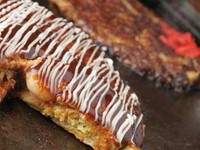 いろり自慢のオリジナルソースが食欲をそそります。Mサイズでもボリューム満点!