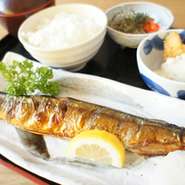 （焼き魚、ご飯、赤だし、小鉢、コーヒー又はソフトドリンク）