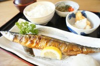 （焼き魚、ご飯、赤だし、小鉢、コーヒー又はソフトドリンク）
