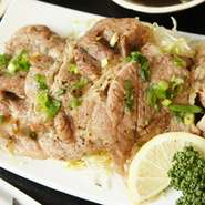 （カルビ香草焼き、ご飯、赤だし、小鉢、コーヒー又はソフトドリンク）