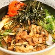 （豚丼、赤だし、小鉢、コーヒー又はソフトドリンク）