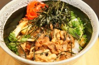 （豚丼、赤だし、小鉢、コーヒー又はソフトドリンク）