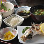 メニューが豊富な800円定食と日替わりの600円サービスランチが大人気！お一人様からグループでもご利用可能