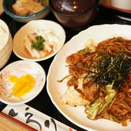 ランチで一番人気！熱々の焼きそばとご飯が良くあいます（焼きそば、ご飯、赤だし、小鉢、ソフトドリンク）