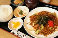 ランチで一番人気！熱々の焼きそばとご飯が良くあいます（焼きそば、ご飯、赤だし、小鉢、ソフトドリンク）