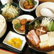 寒い日は温かい鍋が良いですよね！（味噌鍋、ご飯、赤だし、小鉢、ソフトドリンク）