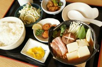 寒い日は温かい鍋が良いですよね！（味噌鍋、ご飯、赤だし、小鉢、ソフトドリンク）