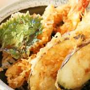 山に盛られた天ぷらに小鉢が付いてボリューム満点！（天丼、ご飯、赤だし、小鉢、ソフトドリンク）