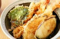 山に盛られた天ぷらに小鉢が付いてボリューム満点！（天丼、ご飯、赤だし、小鉢、ソフトドリンク）