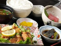 （日替わりのメイン、ご飯、赤だし、小鉢）※写真は一例