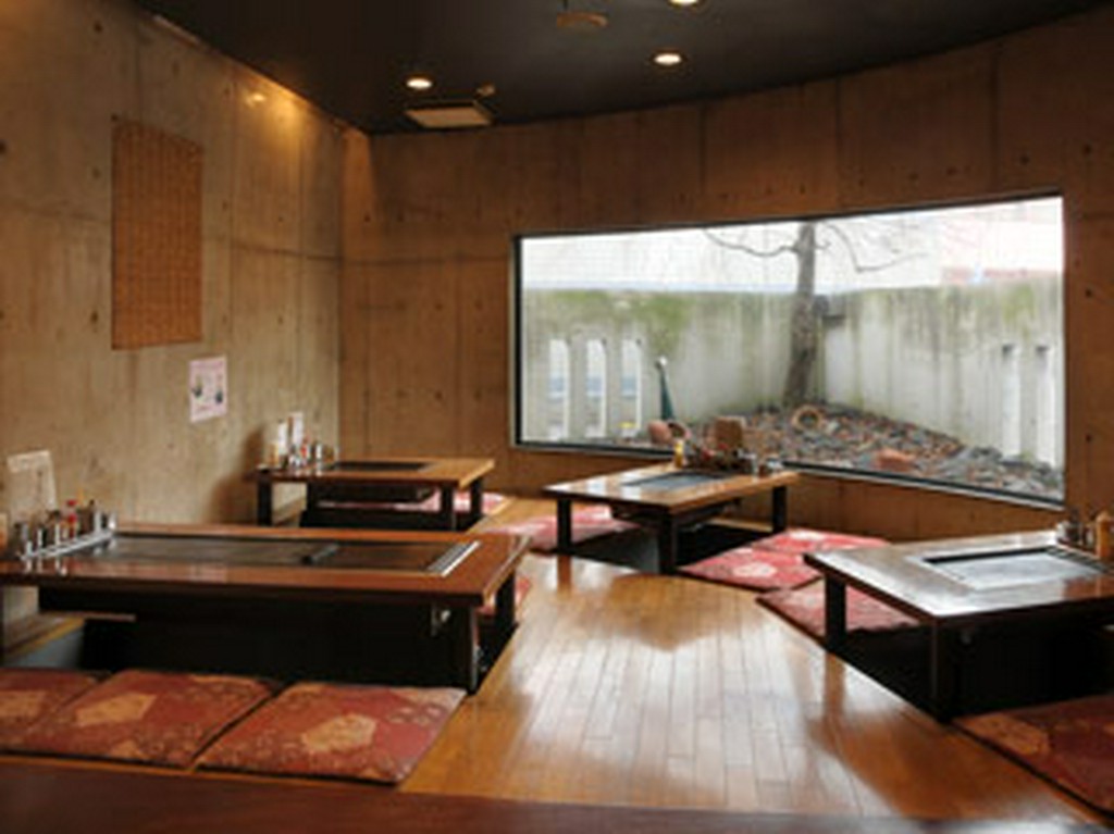 掘りごたつ席で足元もゆったり。